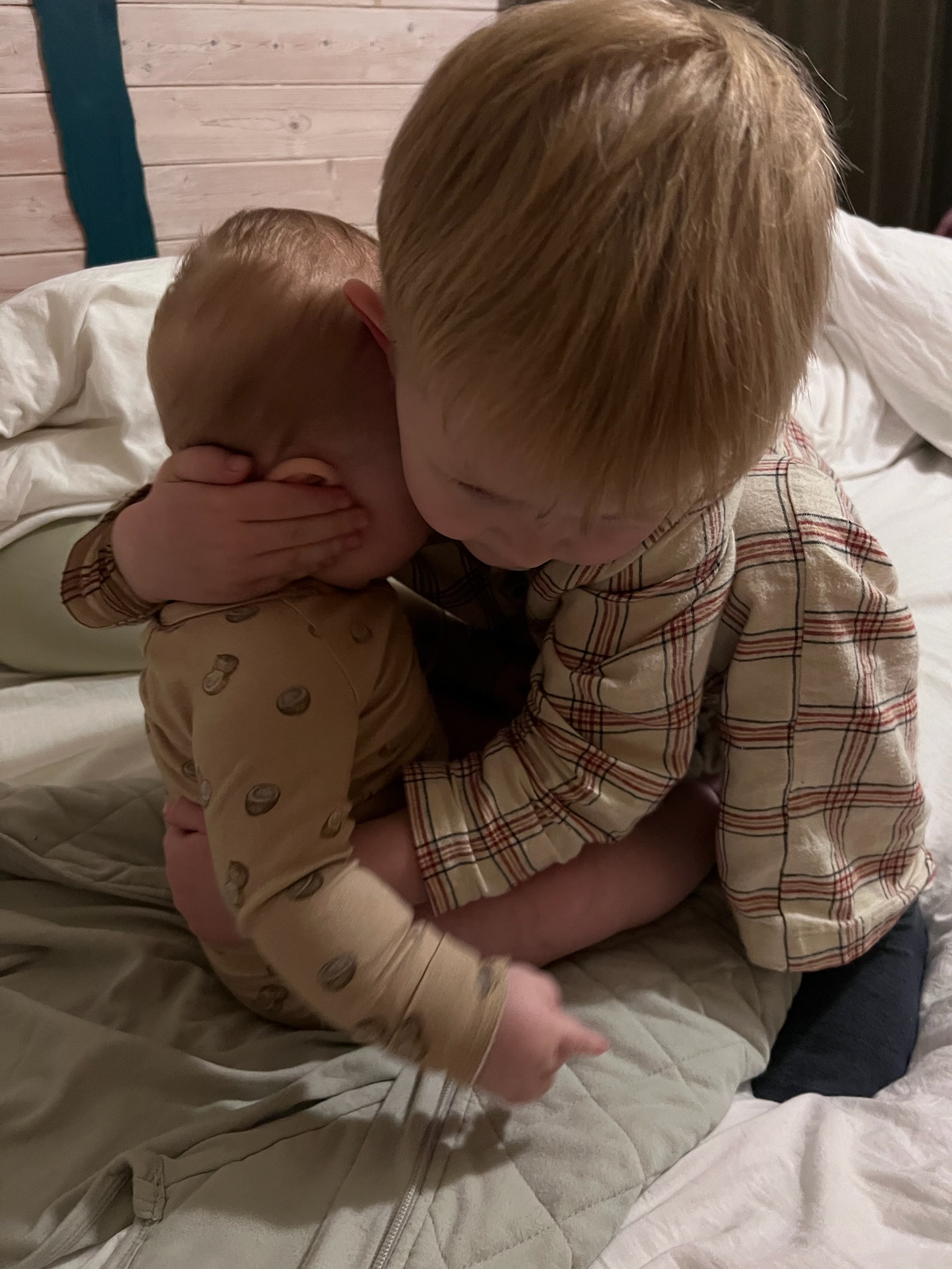 To søskende krammer hinanden